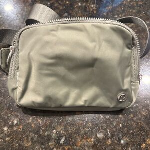 Everywhere belt bag large 2L lululemon, new without tags